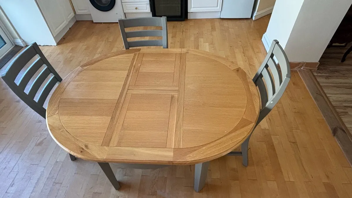 Kitchen table and 3 chairs (extendable) - Image 1