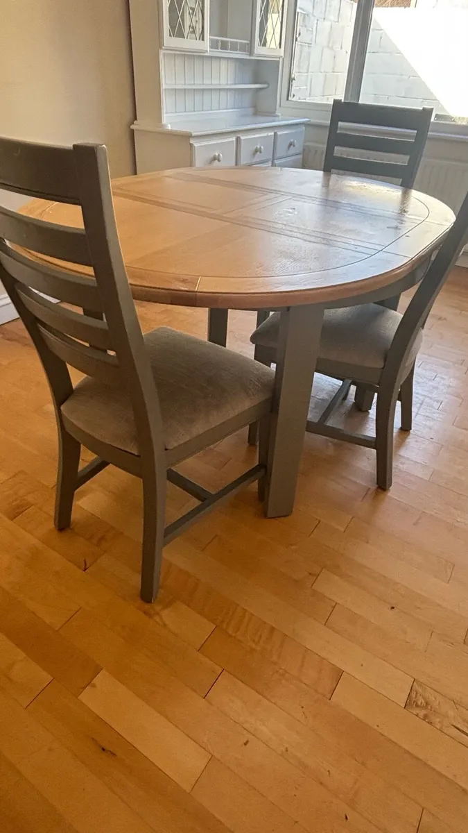Kitchen table and 3 chairs (extendable) - Image 3