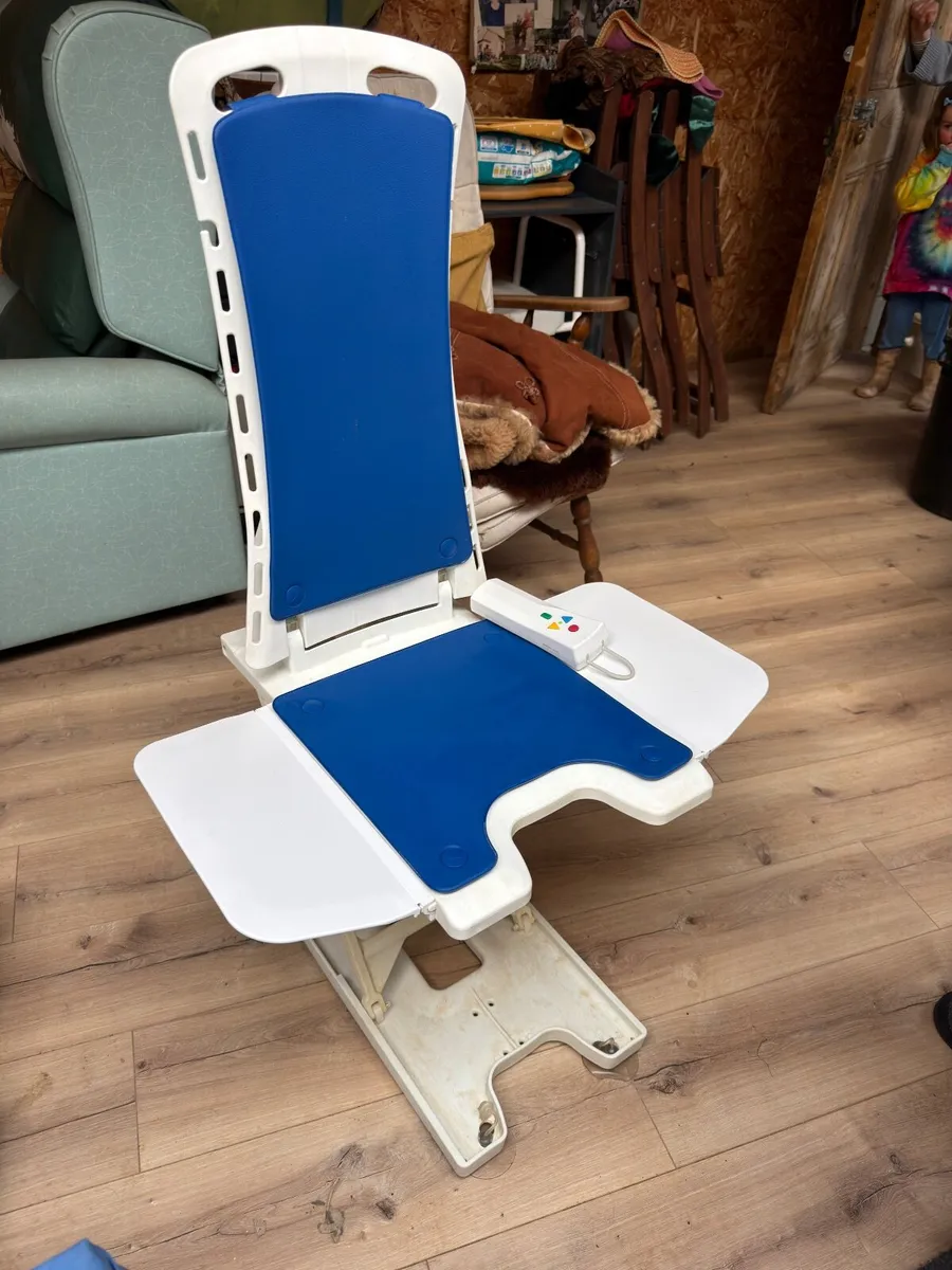 Bath lift and shower chair - Image 3