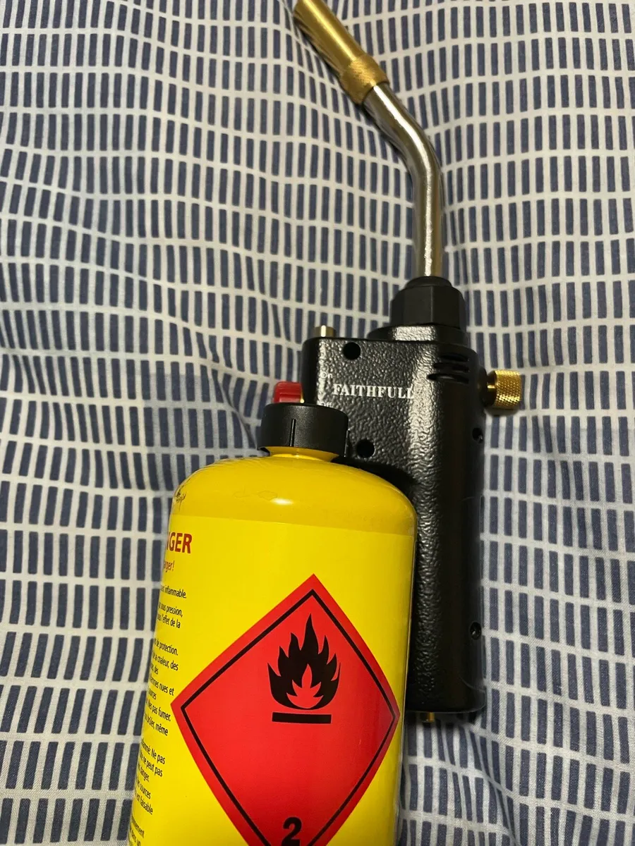 Gas torch + 2 new bottles with gas