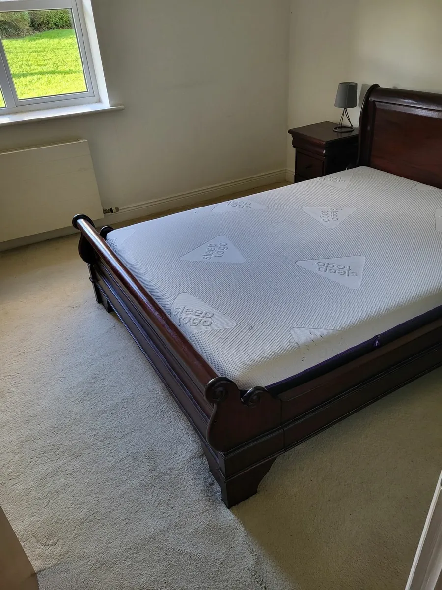 Mahogany sleigh bed and bedside lockers - Image 1