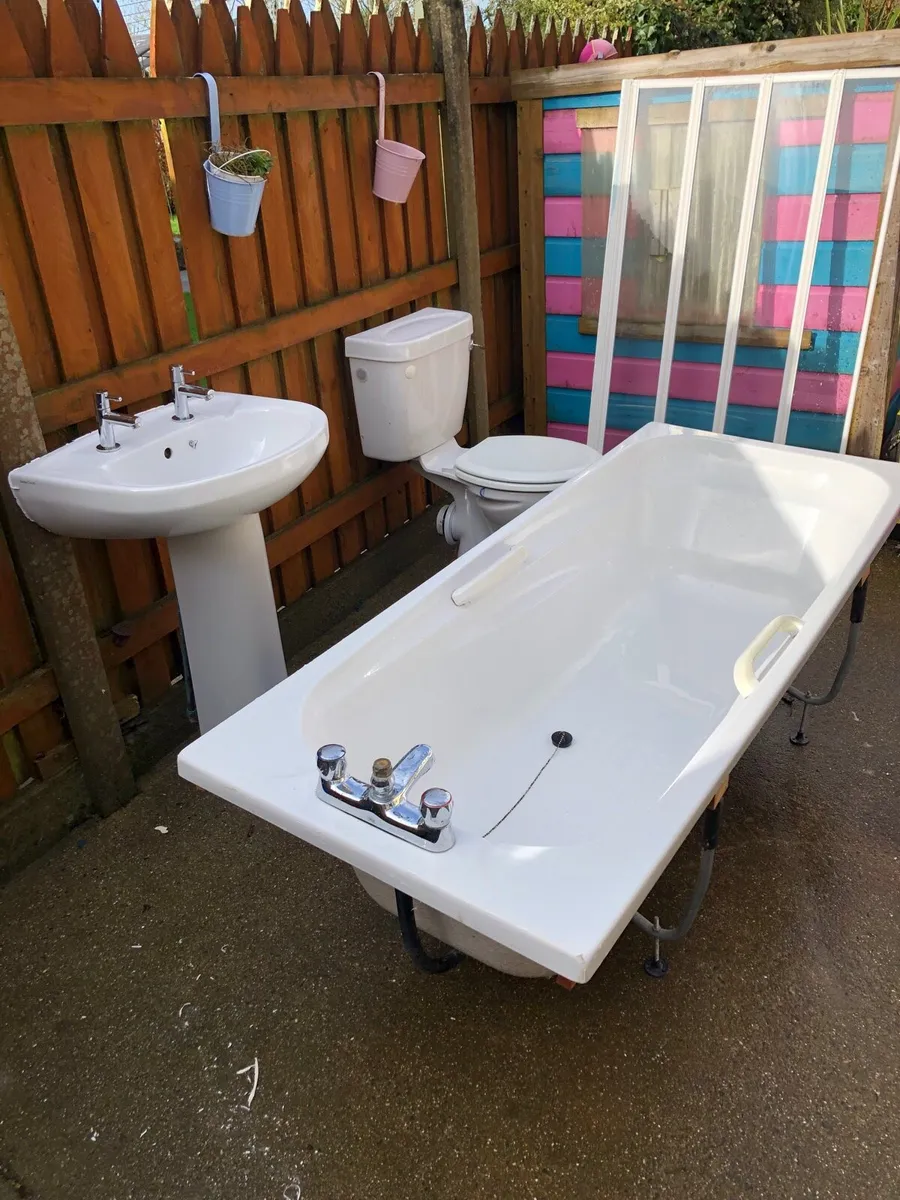 Bath, basin, toilet - Image 1