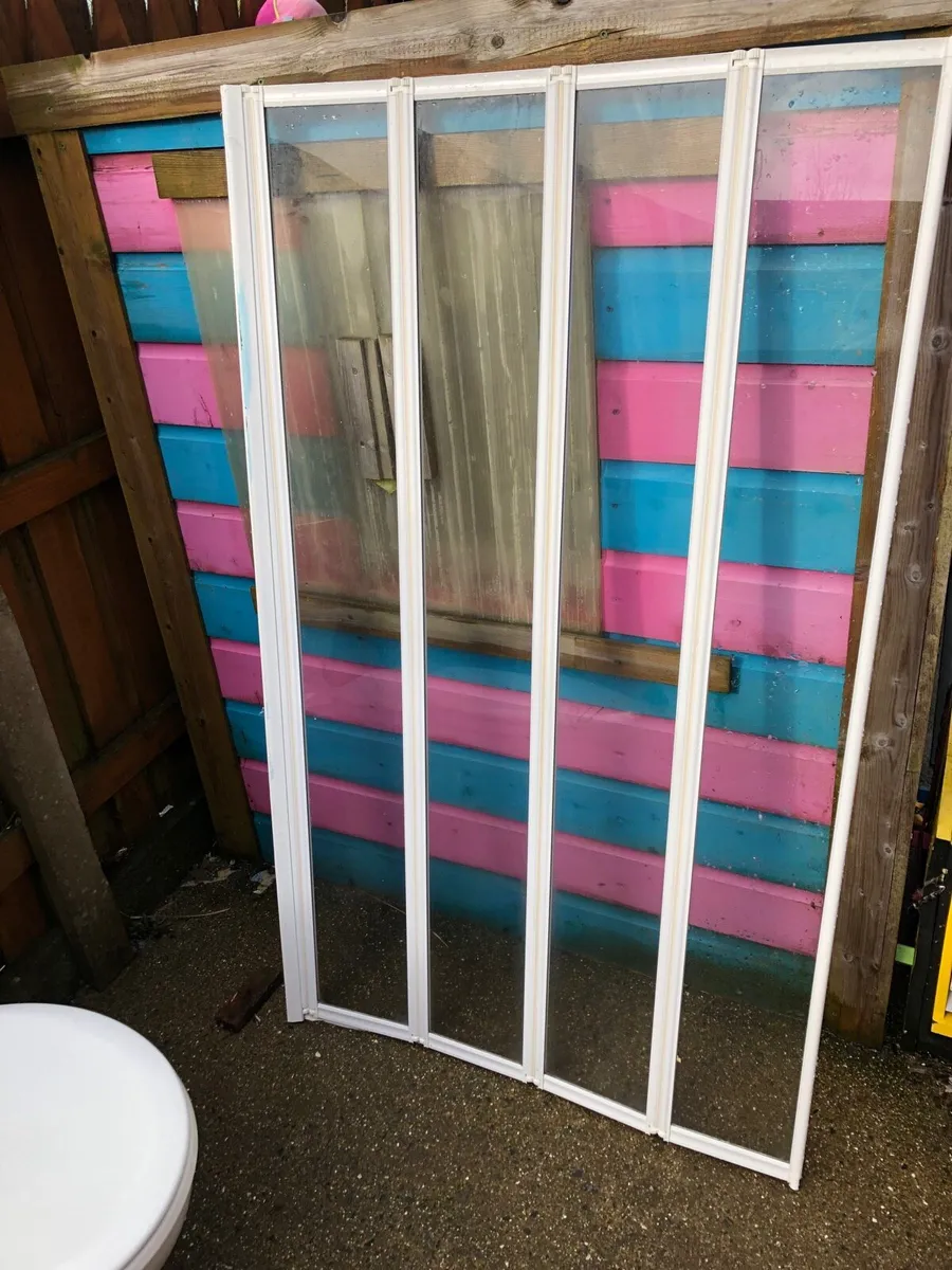 Bath, basin, toilet - Image 3