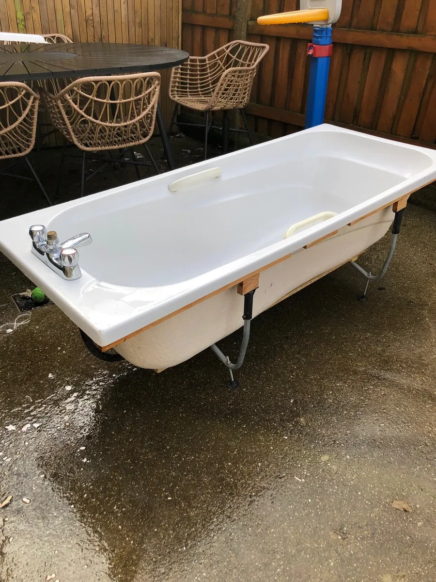 Bath, basin, toilet - Image 2