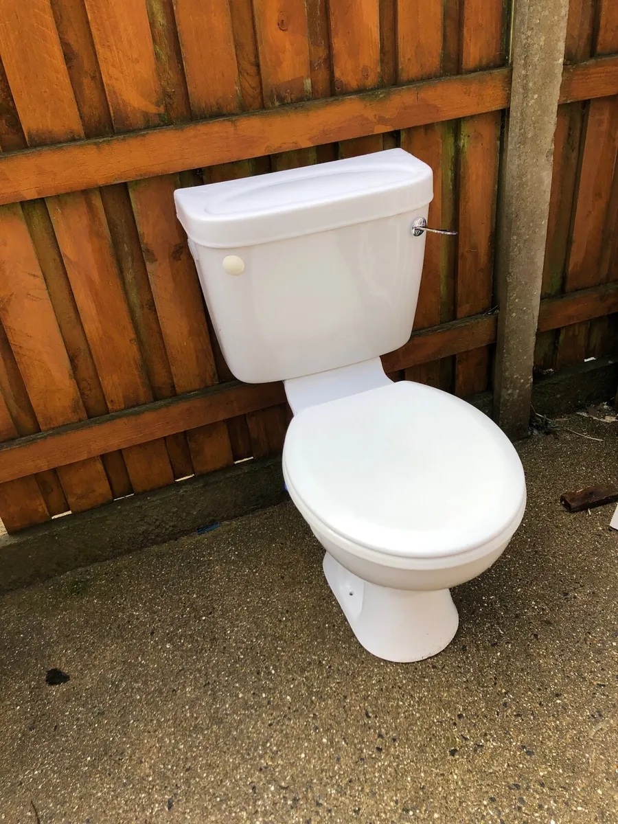 Bath, basin, toilet - Image 4