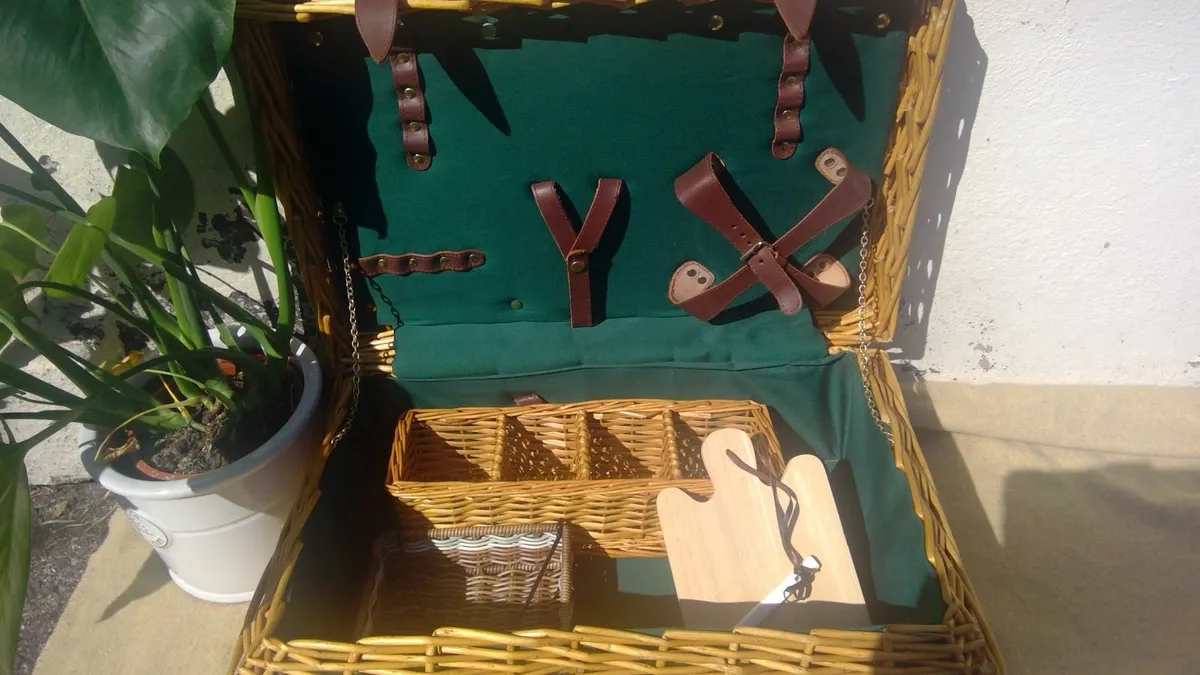 Large picnic basket (window display idea?) - Image 2