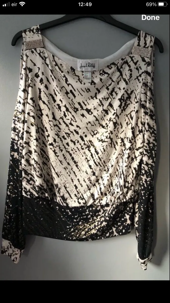 Ladies designer top size 12 €15 - Image 1