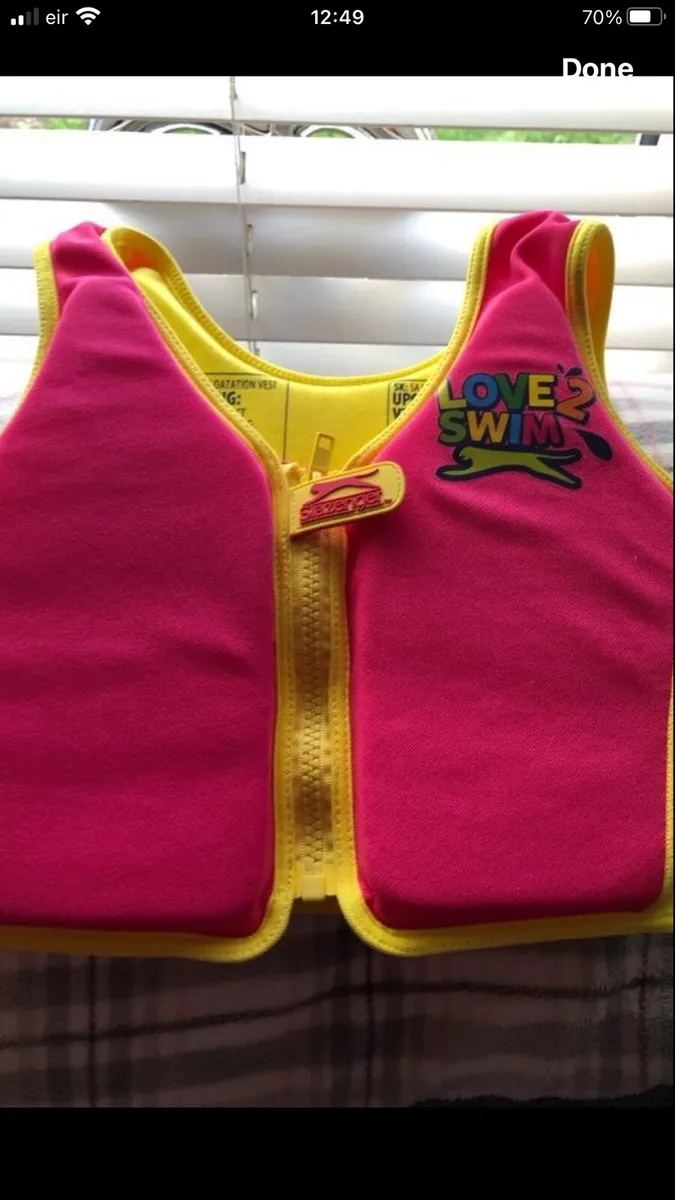Girls life jacket age 2/3 €10 - Image 1