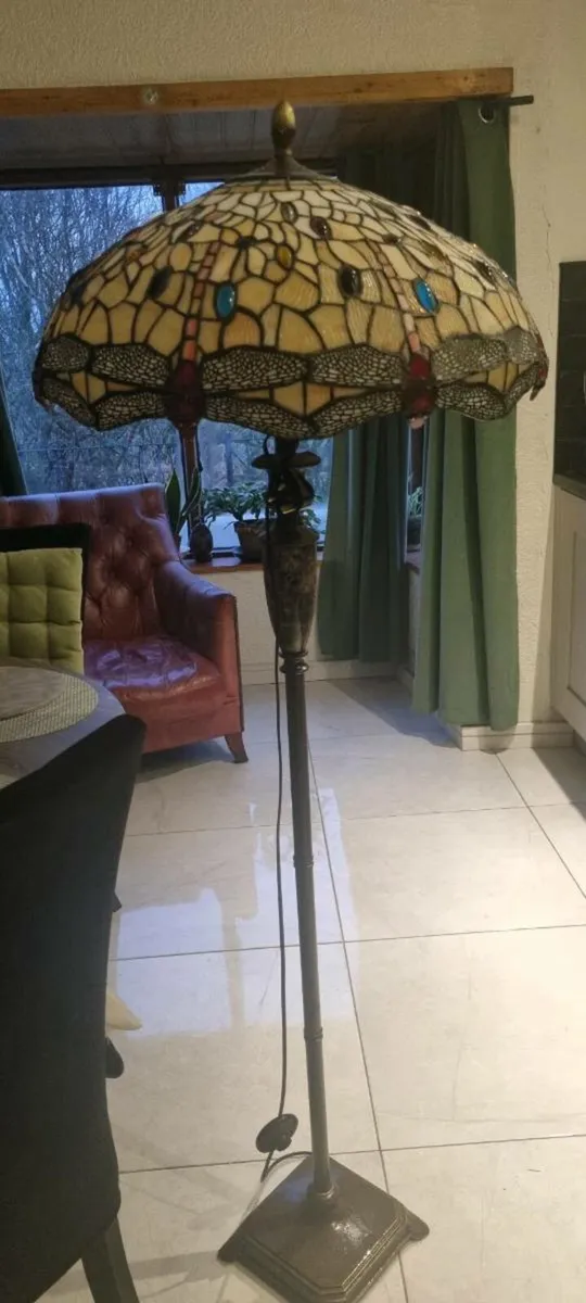 22INCH WIDE TIFFANY TALL LAMP - Image 4