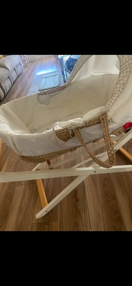 Moses basket and stand - Image 4