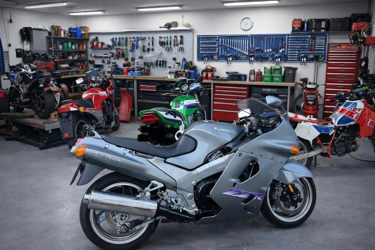 Kawasaki zzr1100 Icon - Image 1