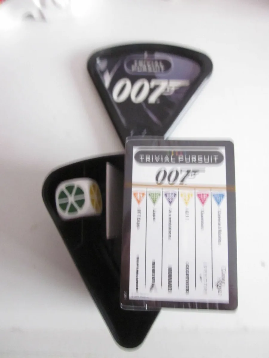 New Trivial Pursuit Hasbro James Bond 007 Edition - Image 2