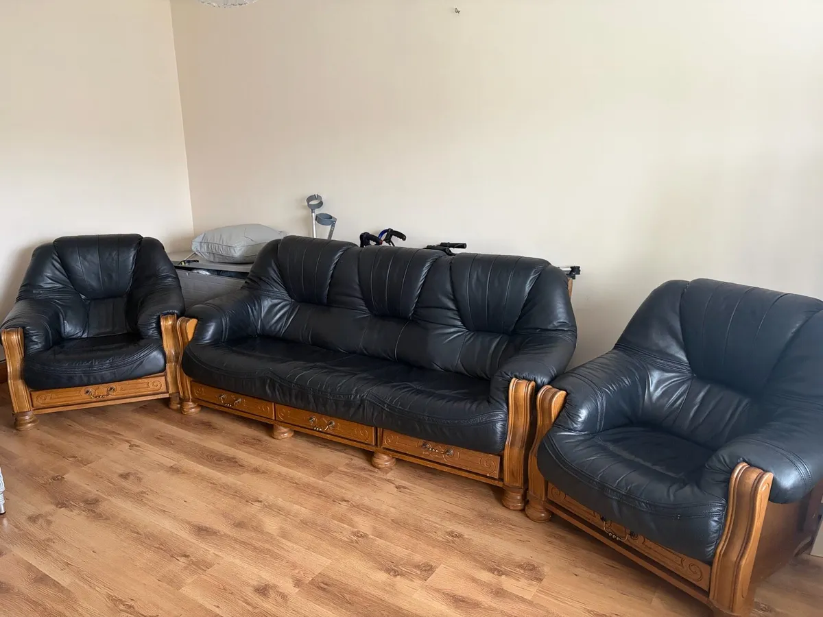 Three seater leather sofa and two leather chairs - Image 1