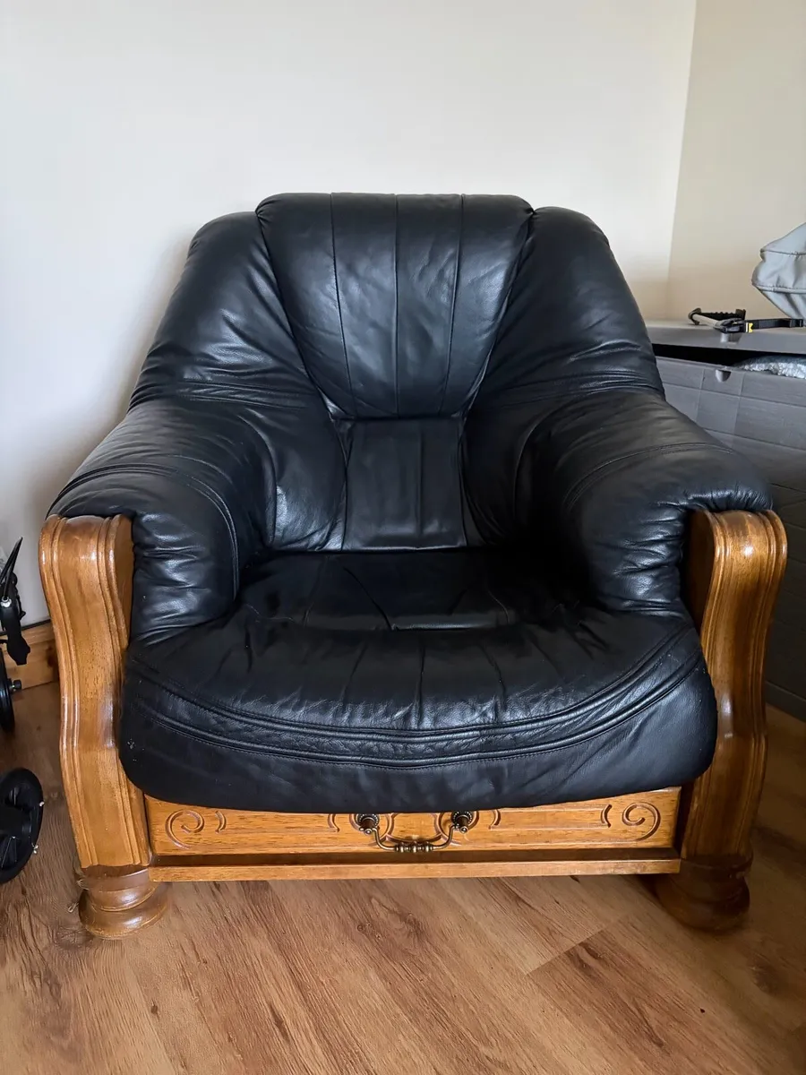 Three seater leather sofa and two leather chairs - Image 4