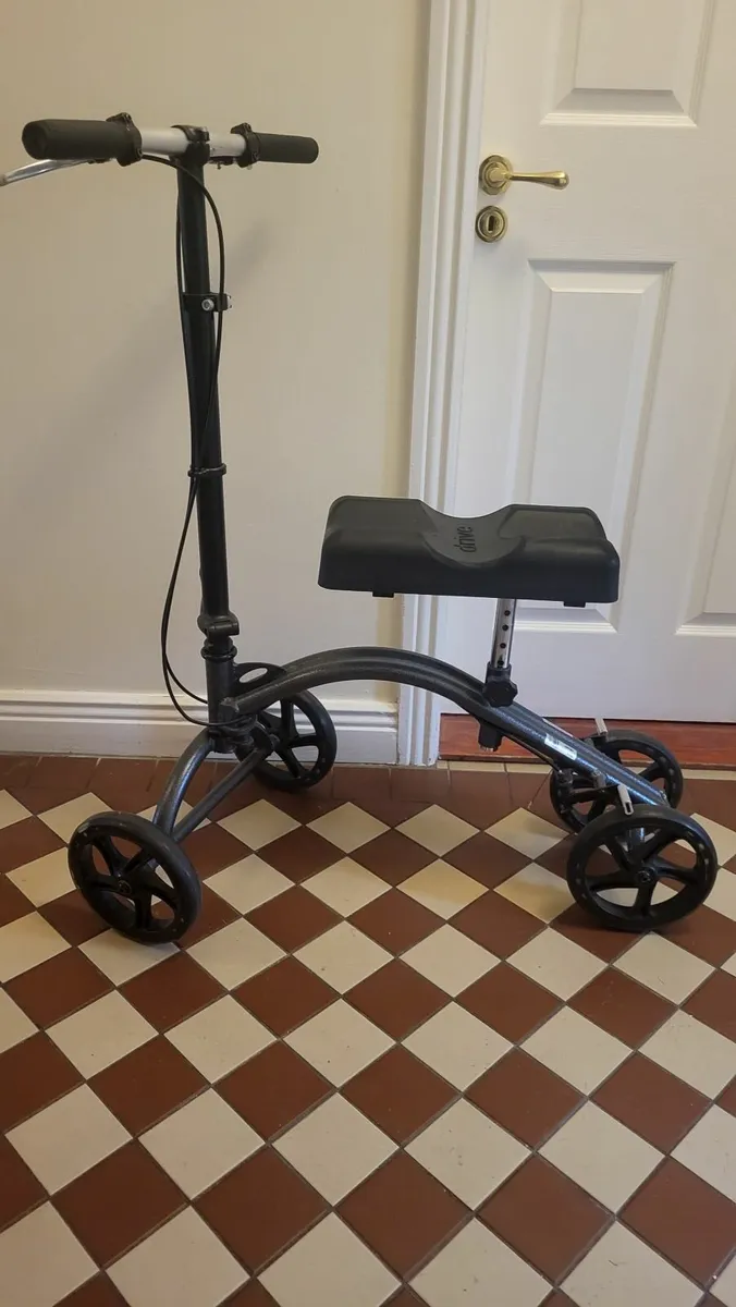 Mobility / Knee scooter for broken leg or ankle