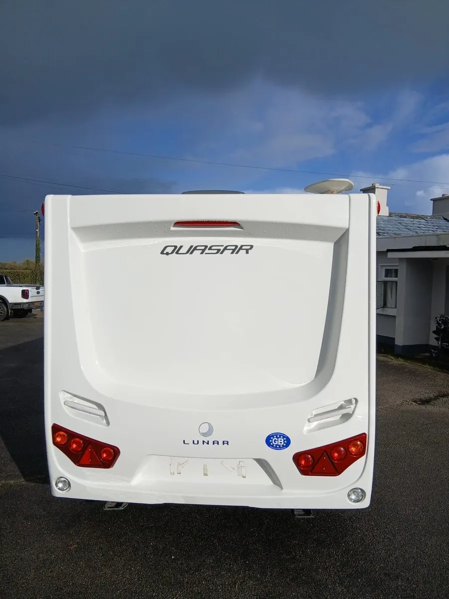 BEAUTIFUL 2013 4 BERTH LUNAR QUASAR CARAVAN. - Image 3