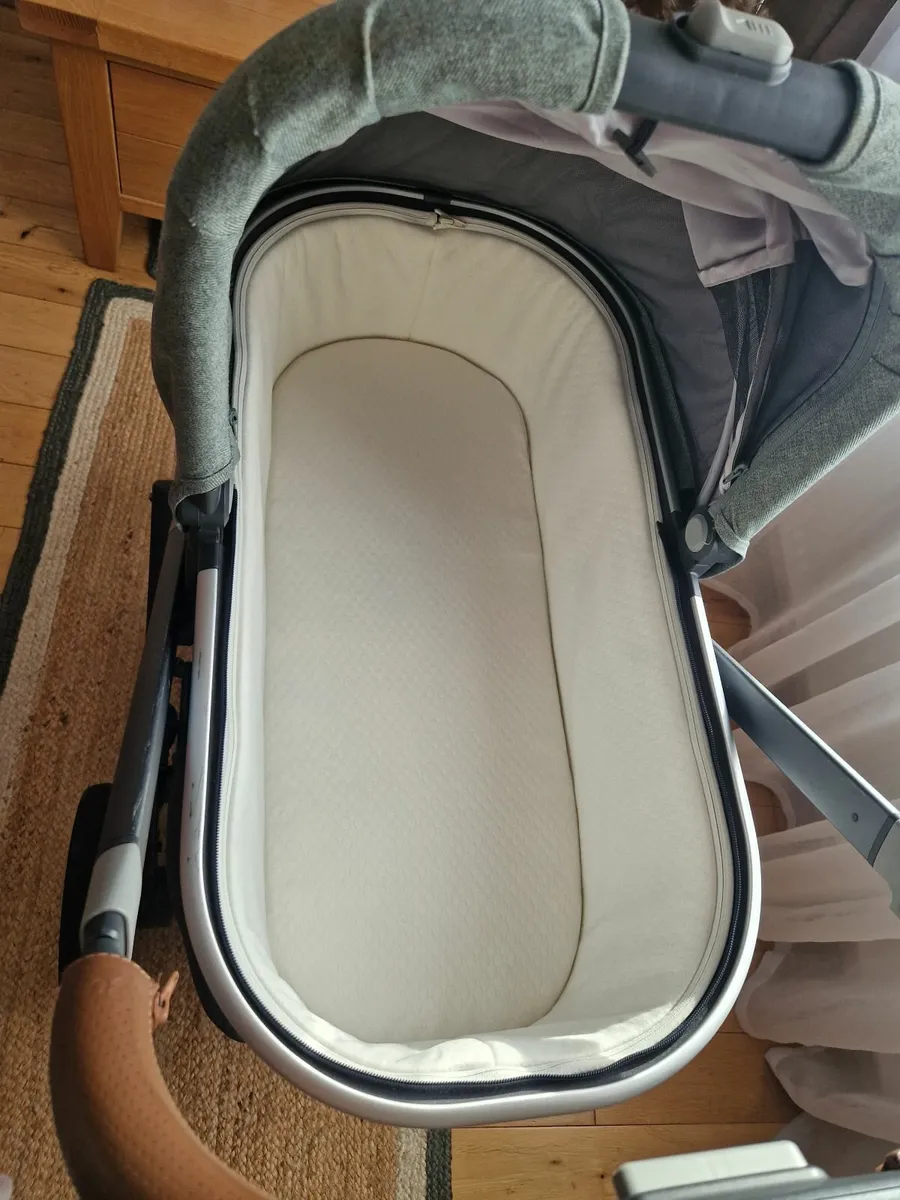 Uppababy grey buggie bassinet - Image 3