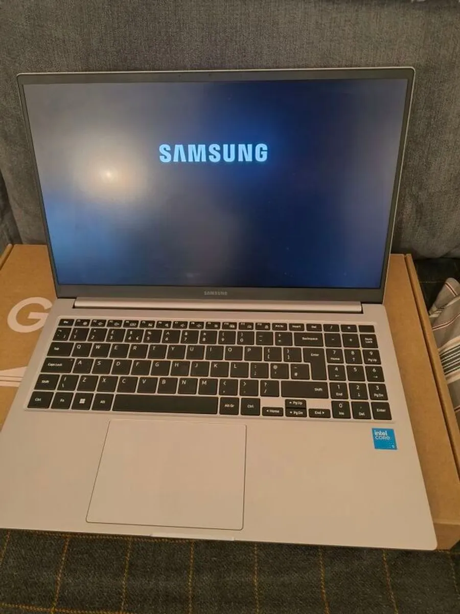 Samsung Galaxy Book4 Core 5 8GB/256GB/ silver usually 900euros - Image 1