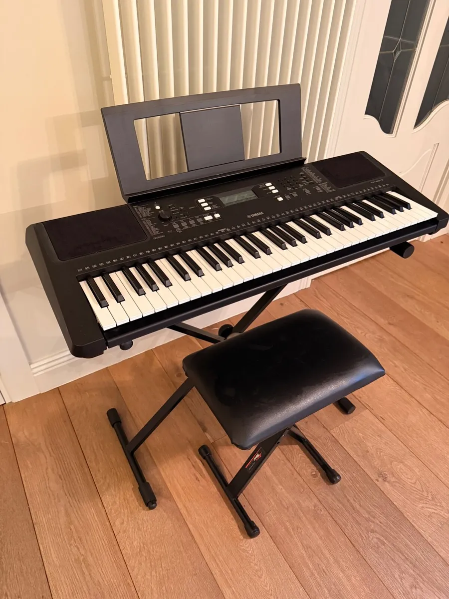 Digital Yamaha portable keyboard set - Image 1