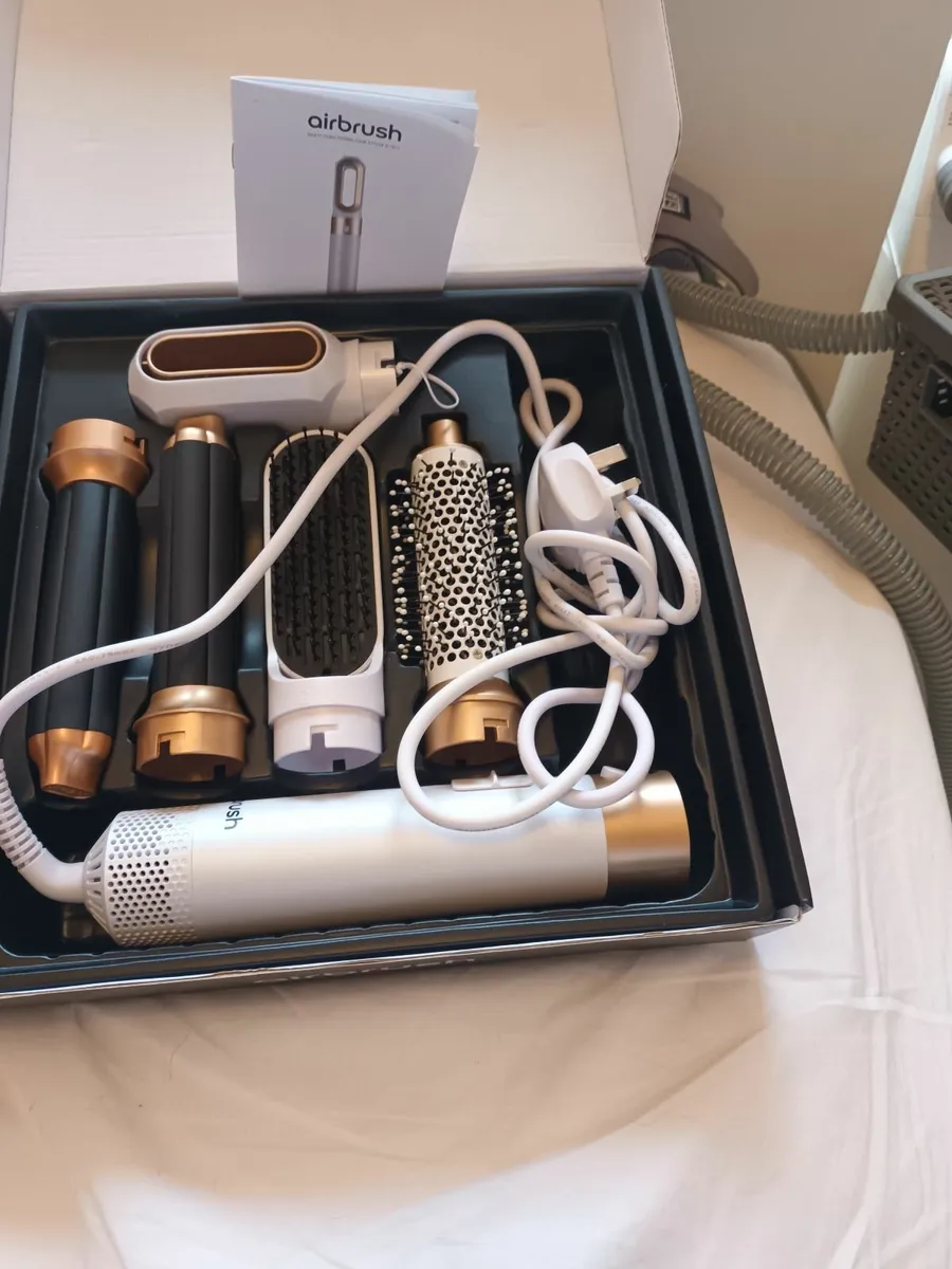 Hair dryer and accessories - Image 3