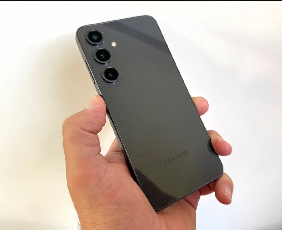 Samsung Galaxy S24FE 256gb - Image 1