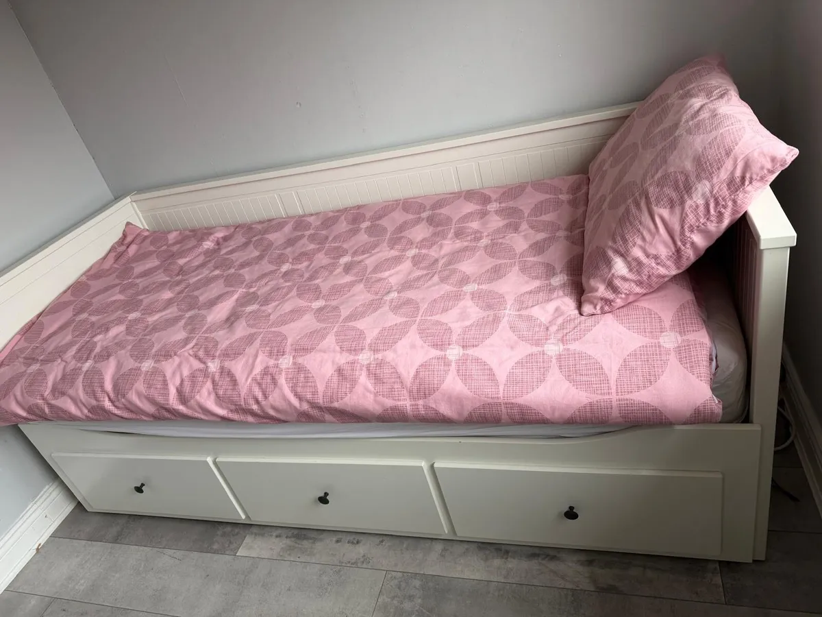 Day bed with 3 drawers 2 mattresses - Image 1