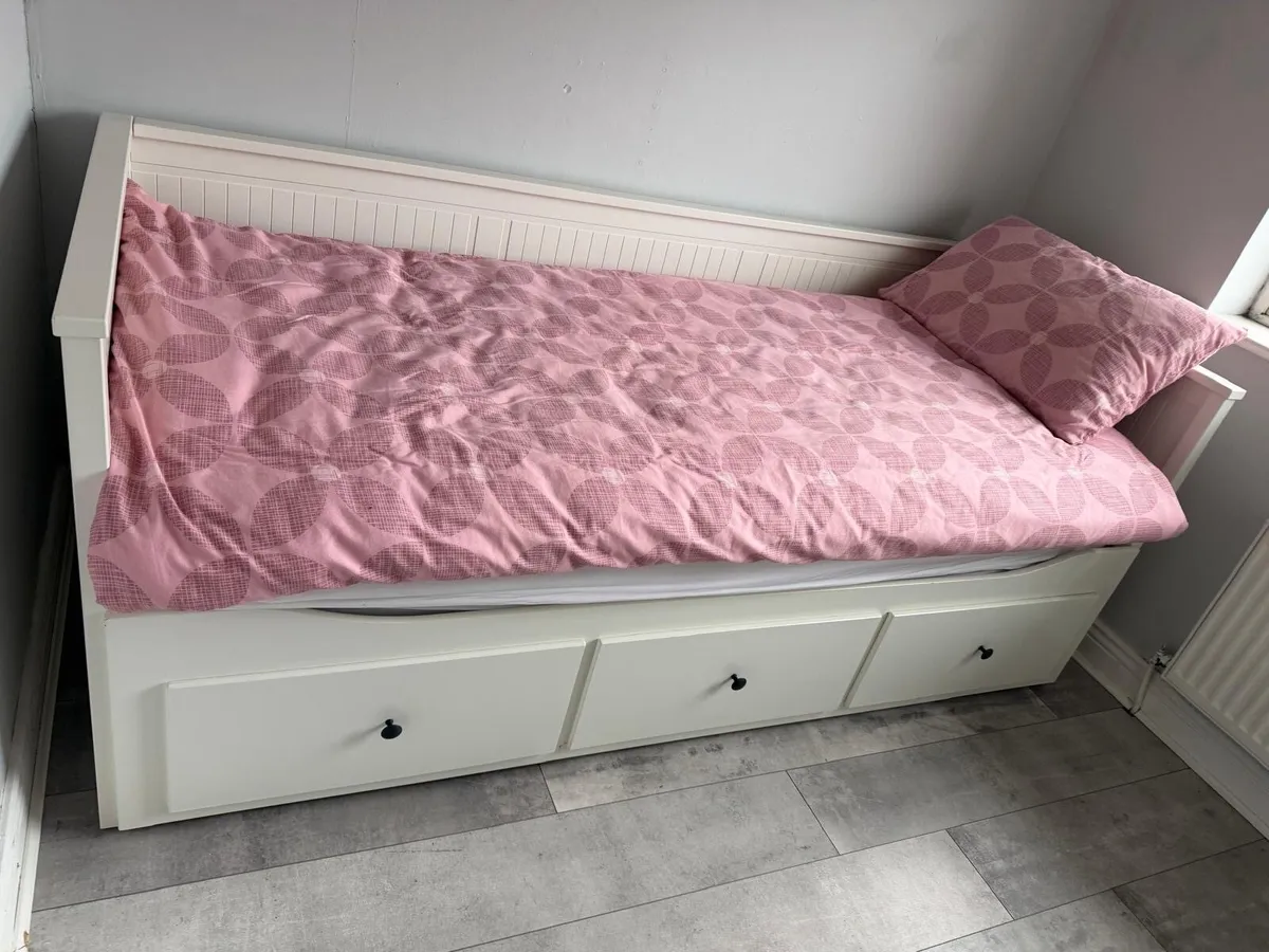 Day bed with 3 drawers 2 mattresses - Image 2