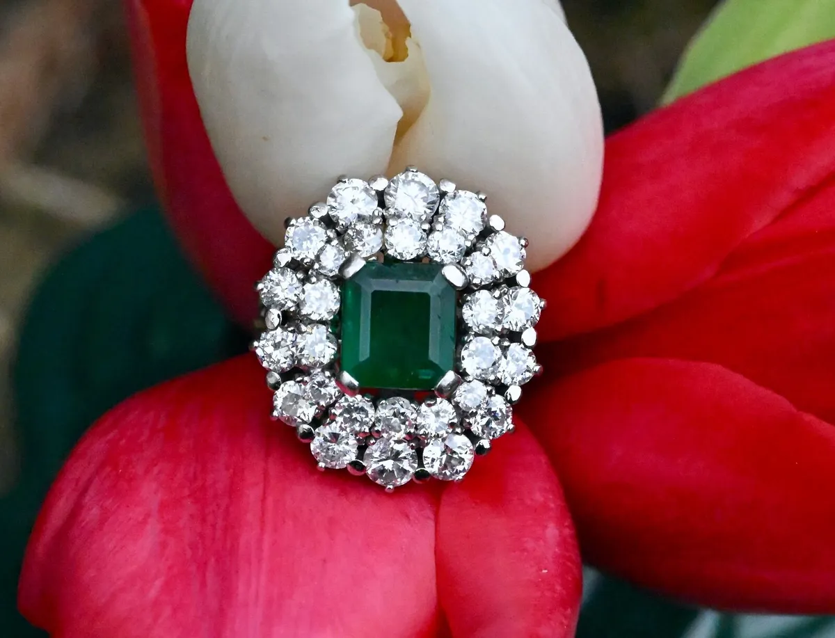 Vintage 1960s Emerald & Diamond Cluster Ring - 18c - Image 2