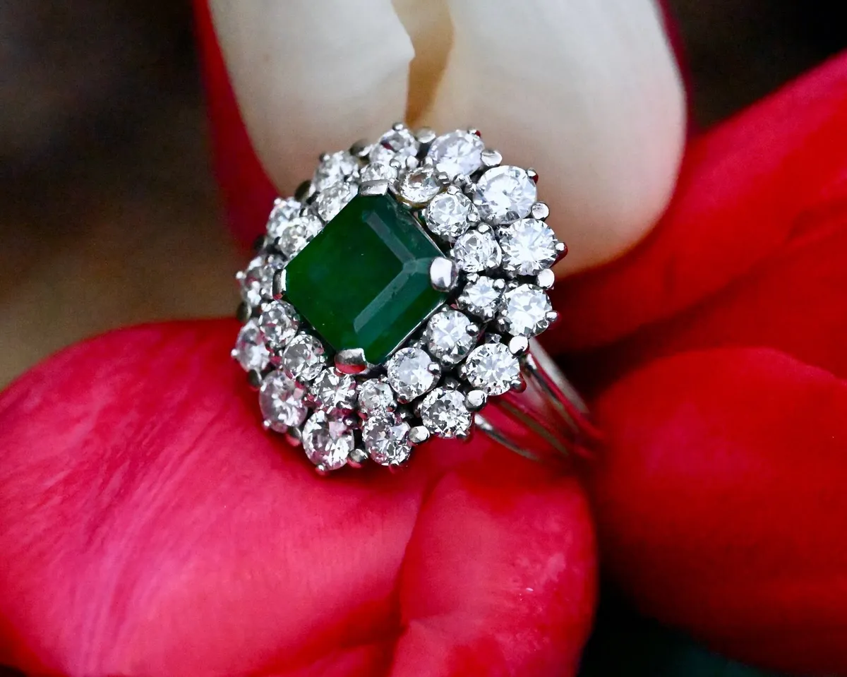 Vintage 1960s Emerald & Diamond Cluster Ring - 18c - Image 3