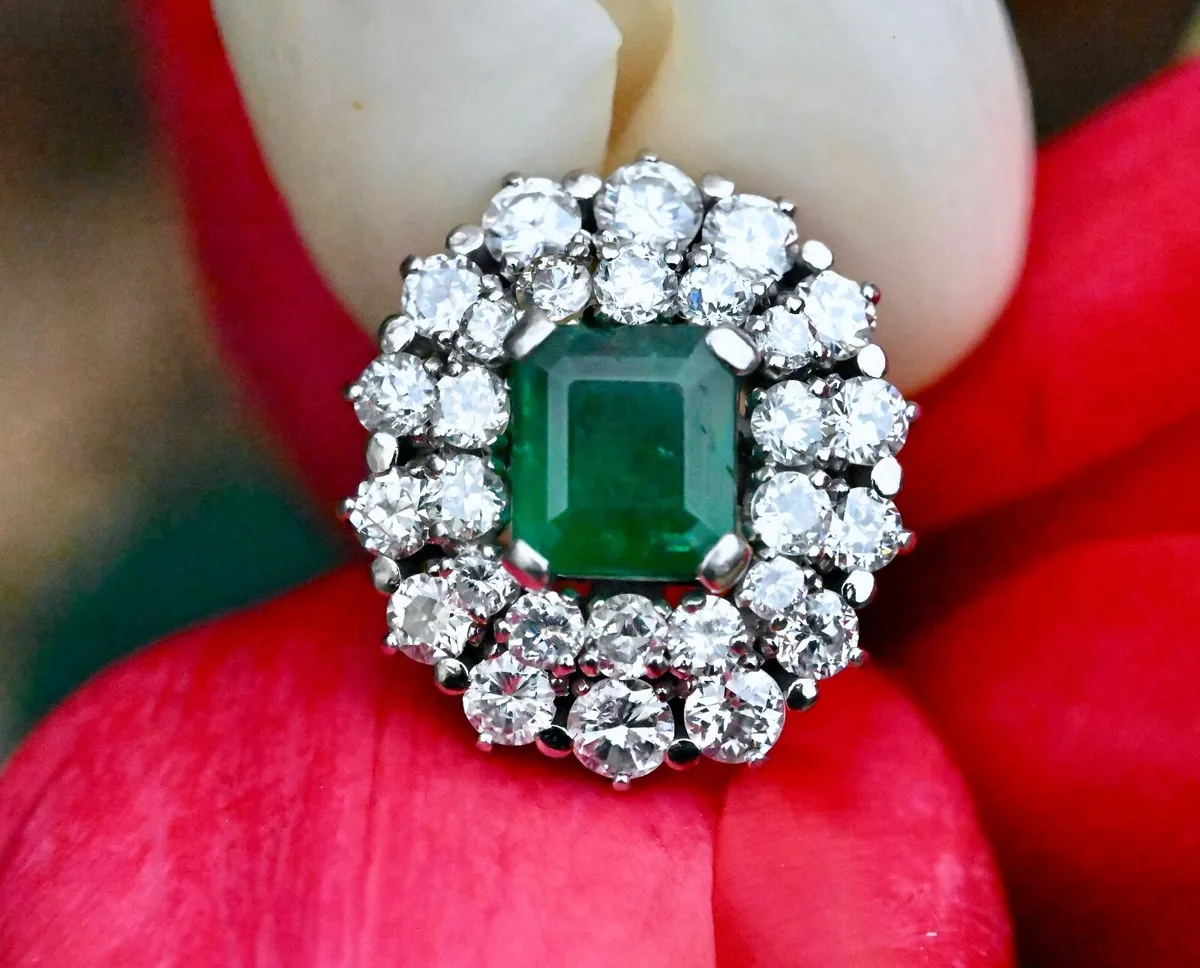 Vintage 1960s Emerald & Diamond Cluster Ring - 18c - Image 1