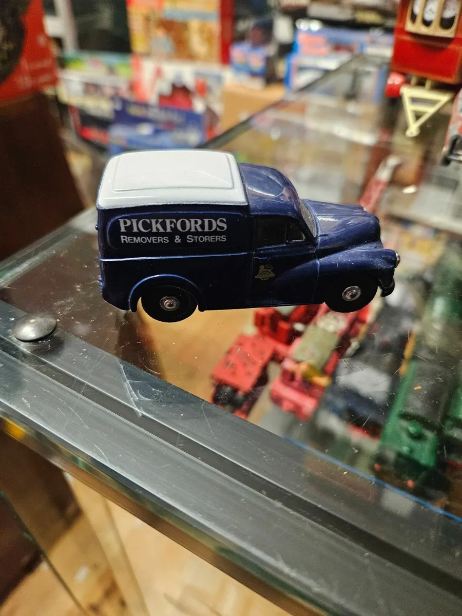 Corgi Pickfords Morris Minor Van - Image 3