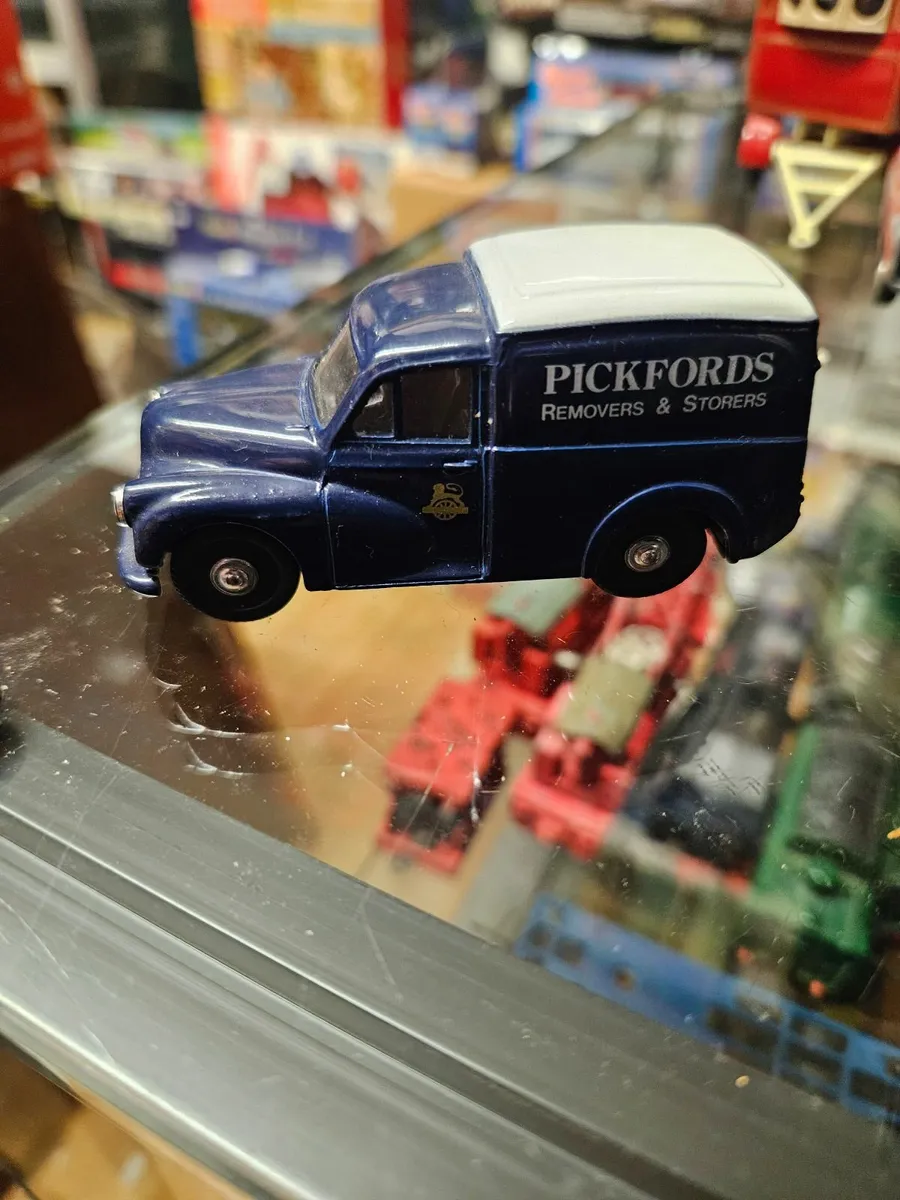 Corgi Pickfords Morris Minor Van - Image 1