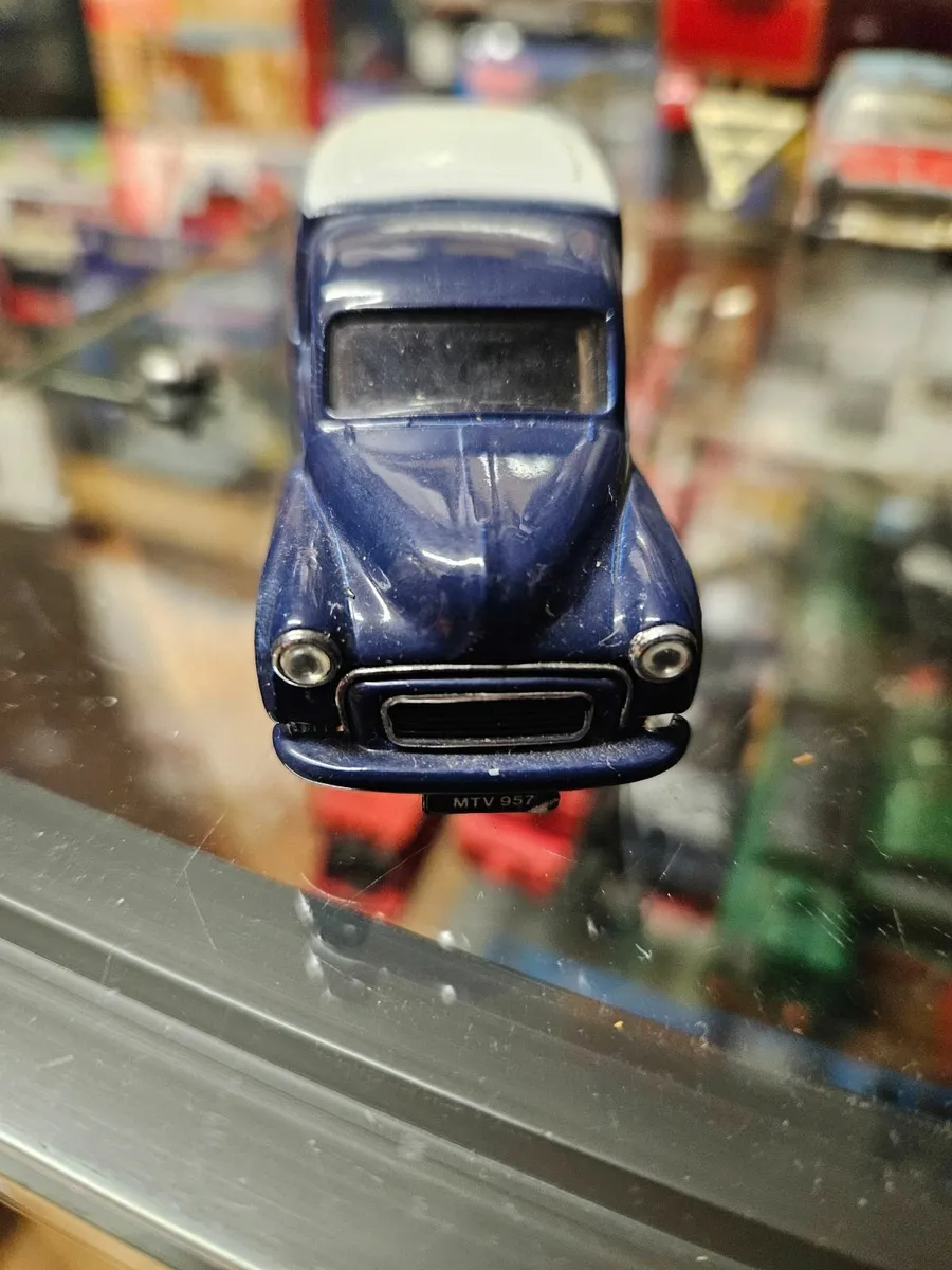 Corgi Pickfords Morris Minor Van - Image 2