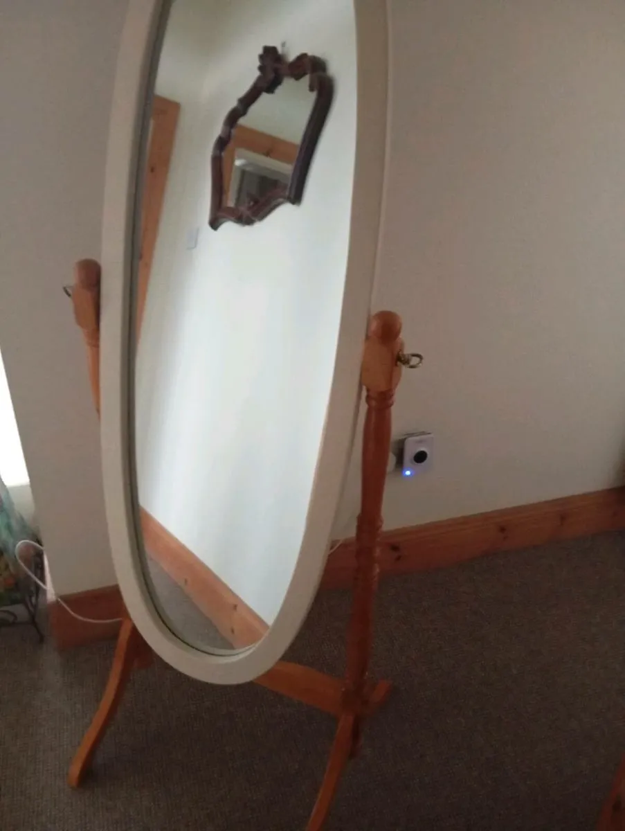 Free standing mirror - Image 1