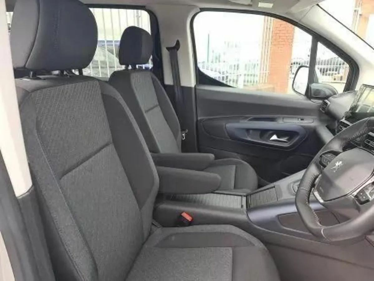 7 seater Taxi for Rent - Image 3