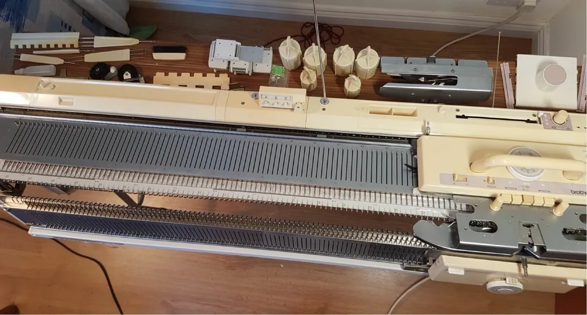 Brother 260 Chunky Knitting Machine &Ribbing Attac