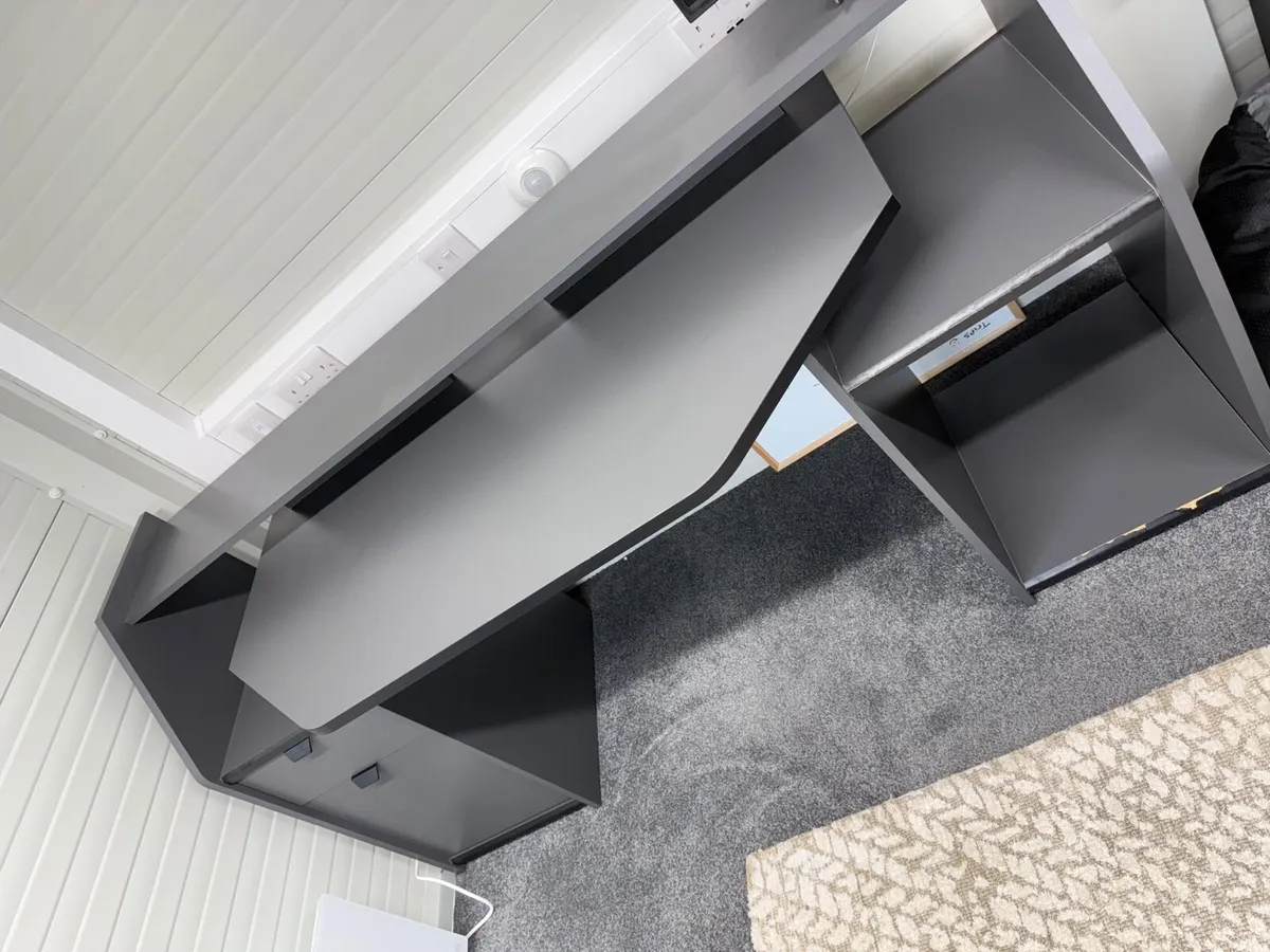 Gaming desk - Image 1