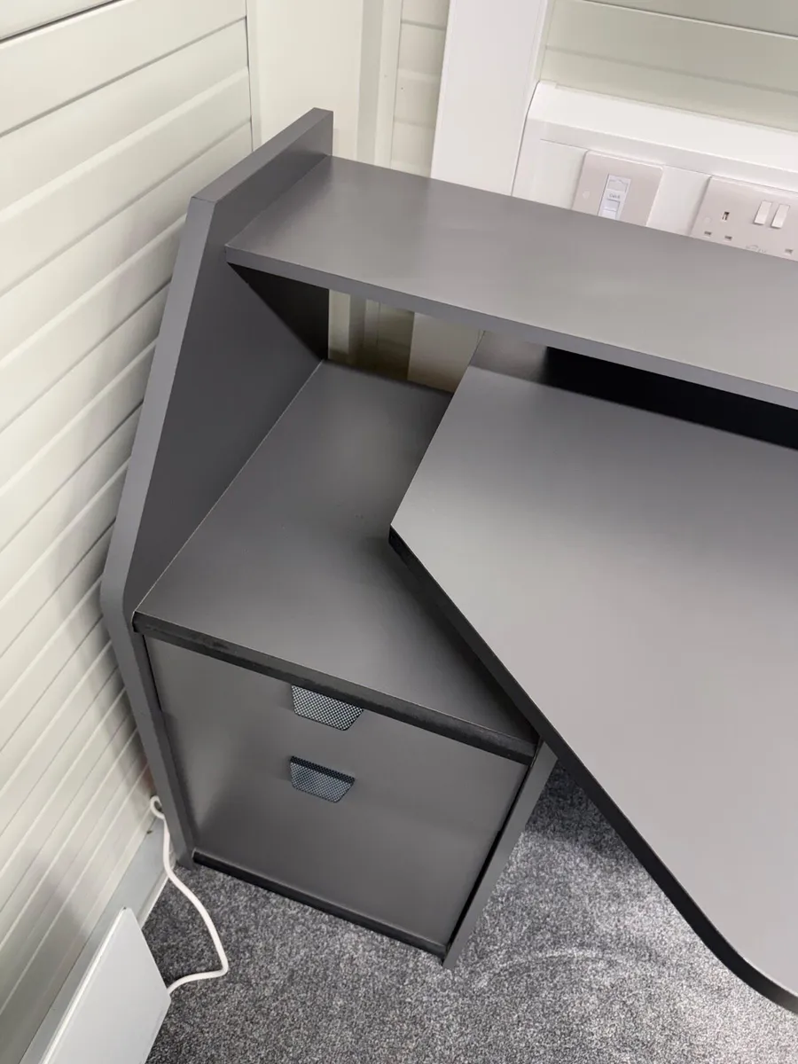 Gaming desk - Image 2