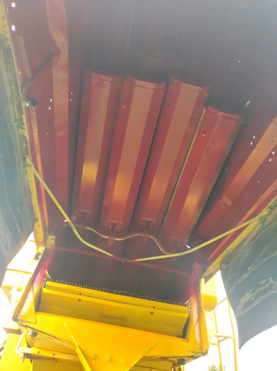 New Holland 8040 combine harvester - Image 4