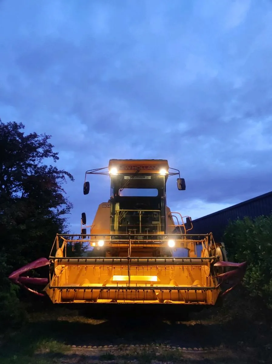 New Holland 8040 combine harvester - Image 1