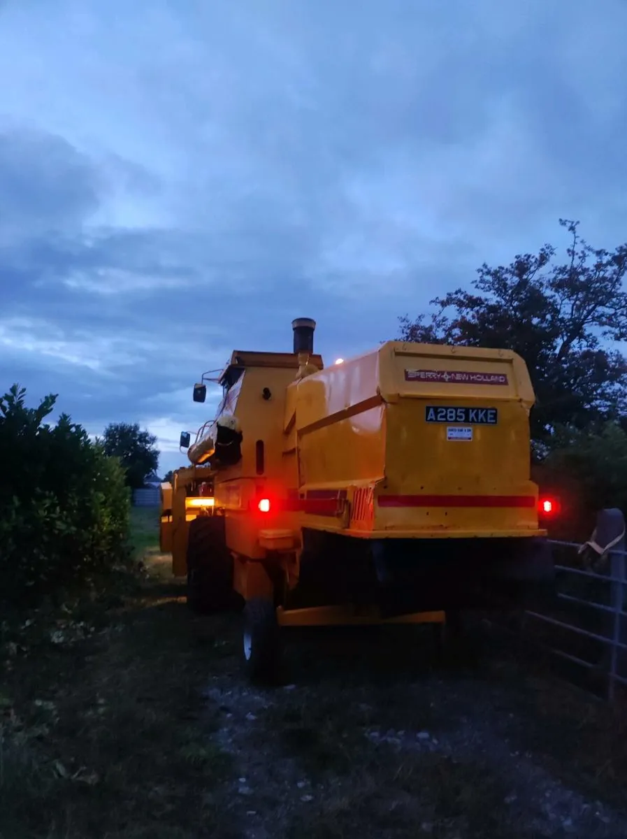 New Holland 8040 combine harvester - Image 2