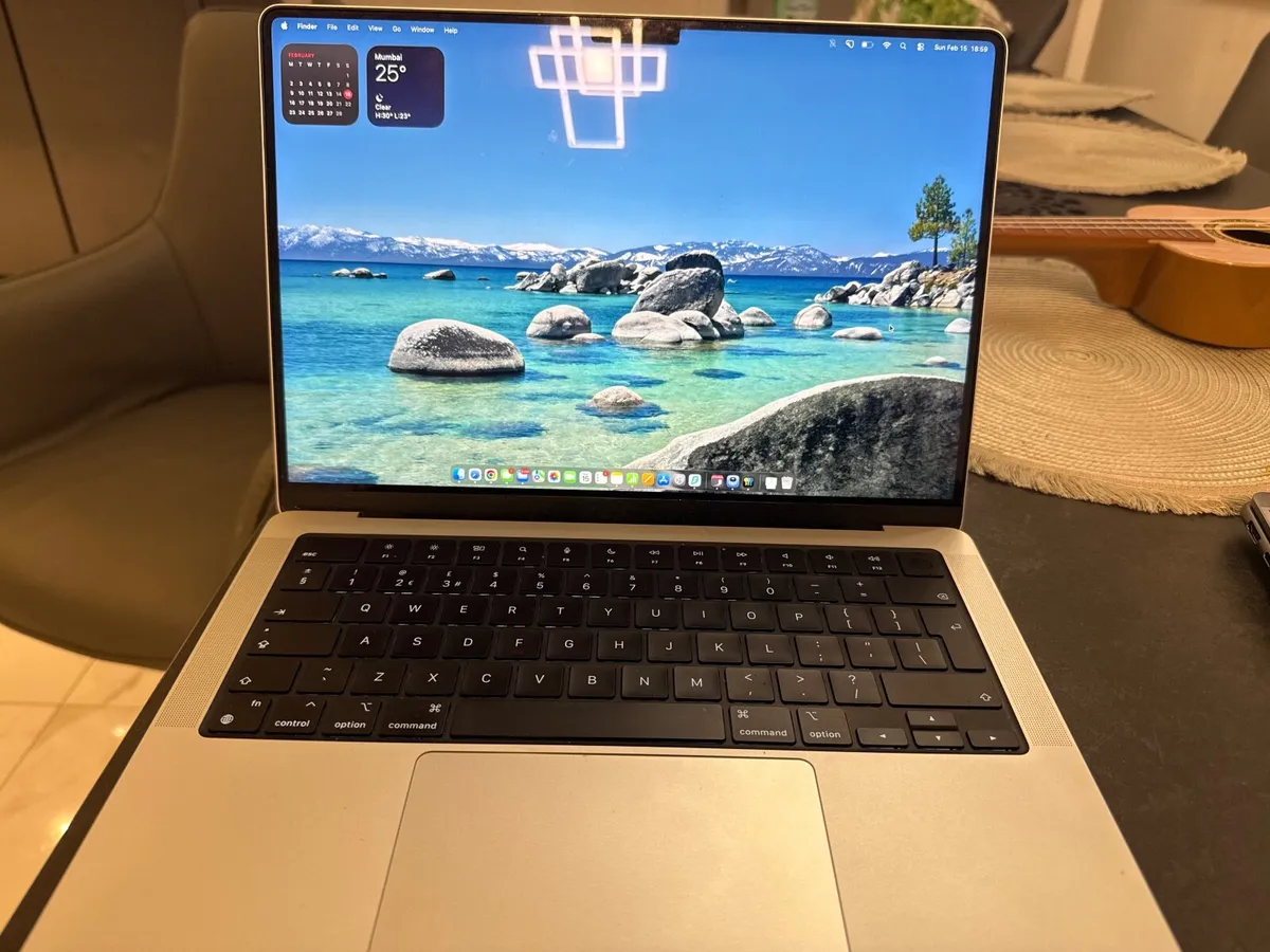 MacBook pro - hardly used - Image 1