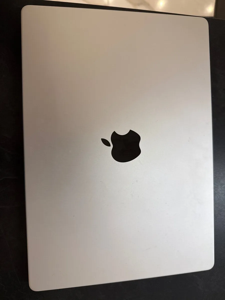 MacBook pro - hardly used - Image 2
