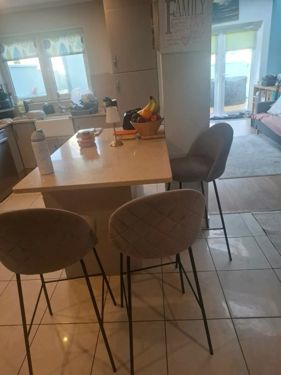 3 bar stools - Image 2