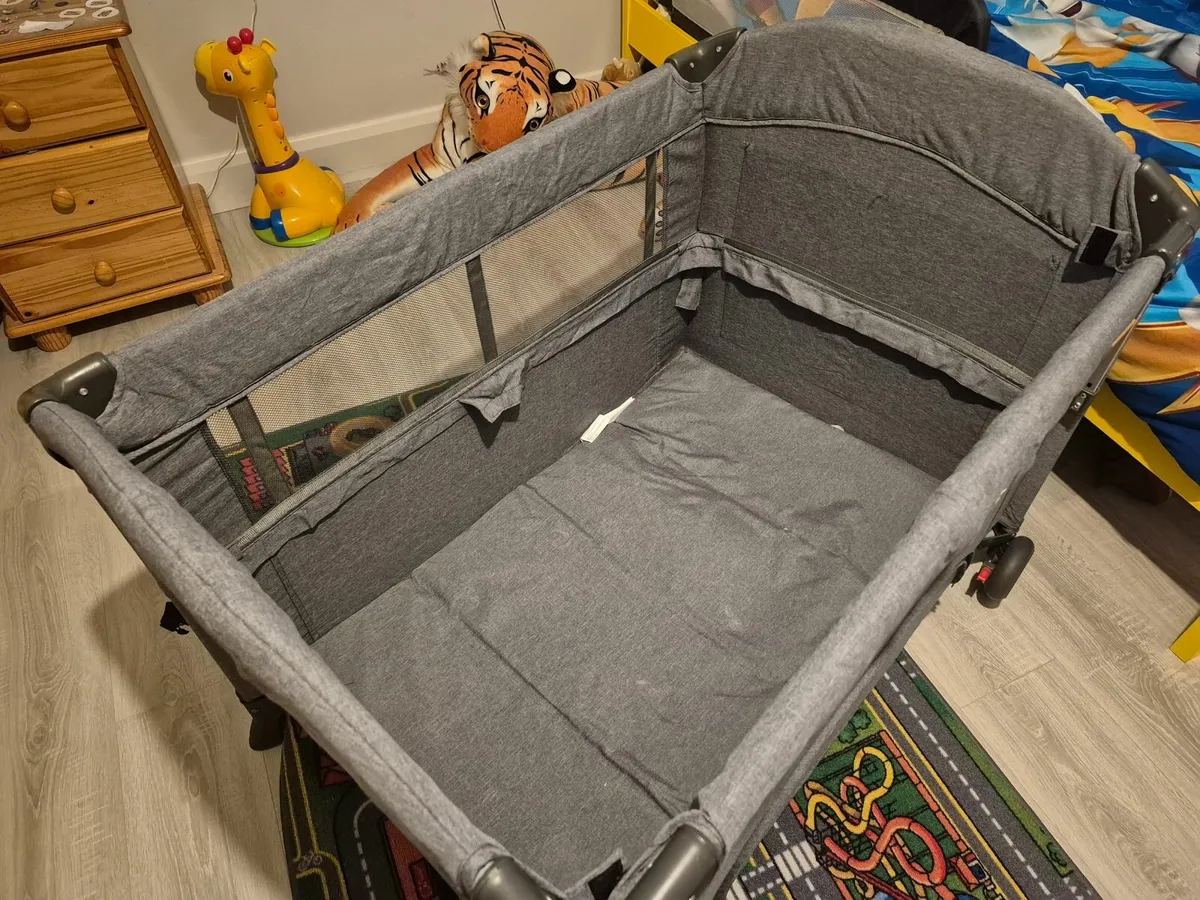 Baby elegance travel cot - Image 1