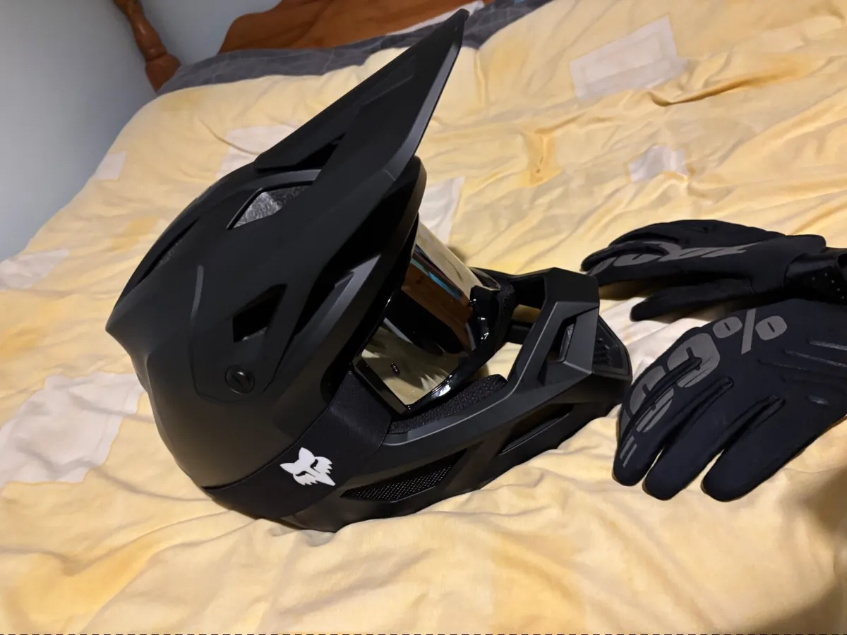 Fox helmet,goggles,gloves - Image 1