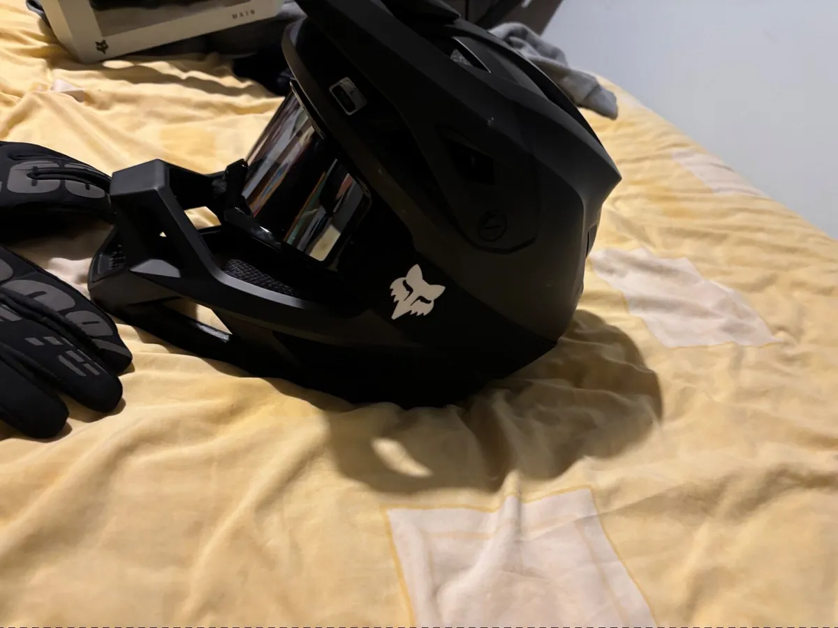 Fox helmet,goggles,gloves - Image 2