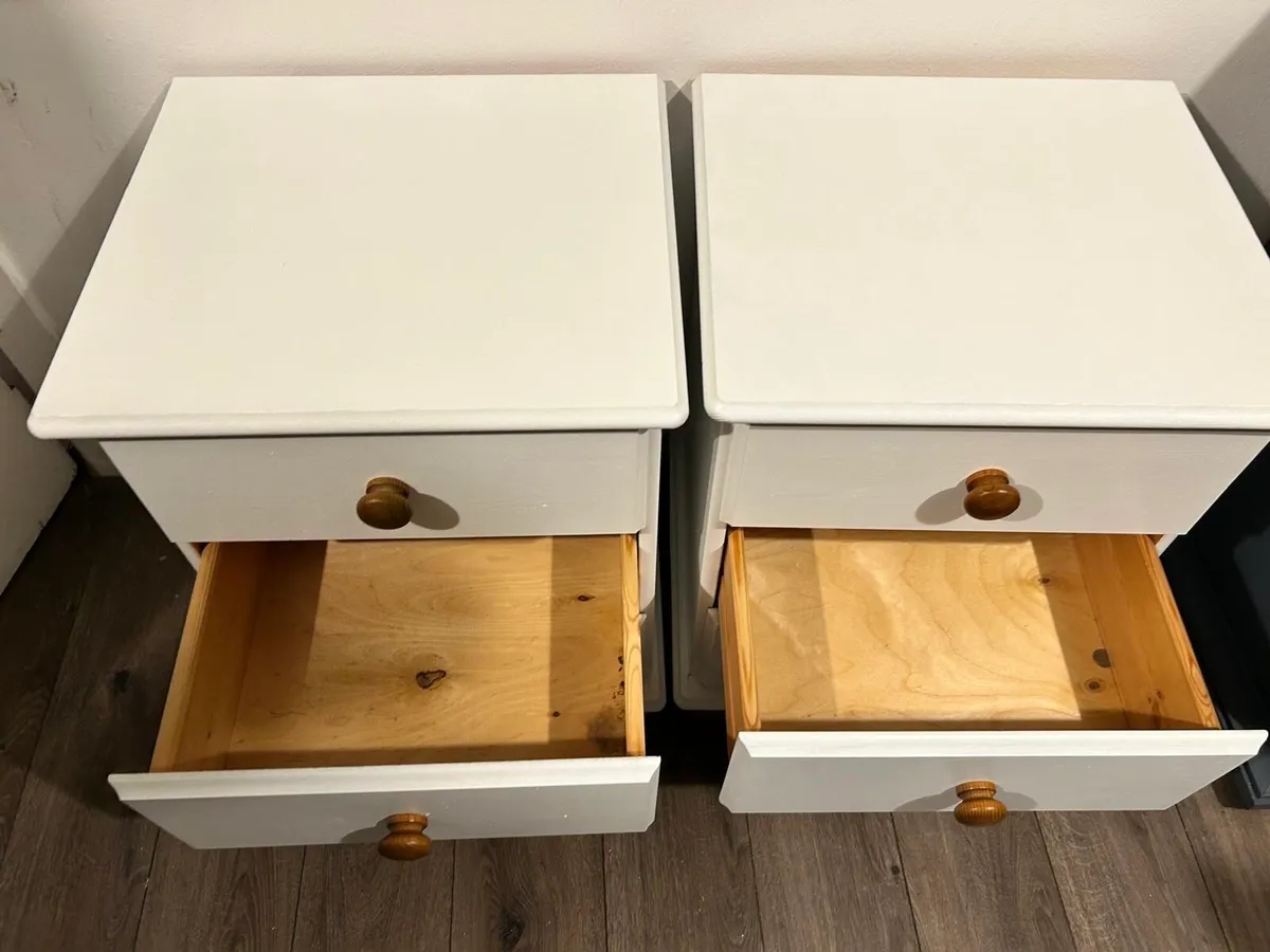 Pair of bedside lockers - Image 2