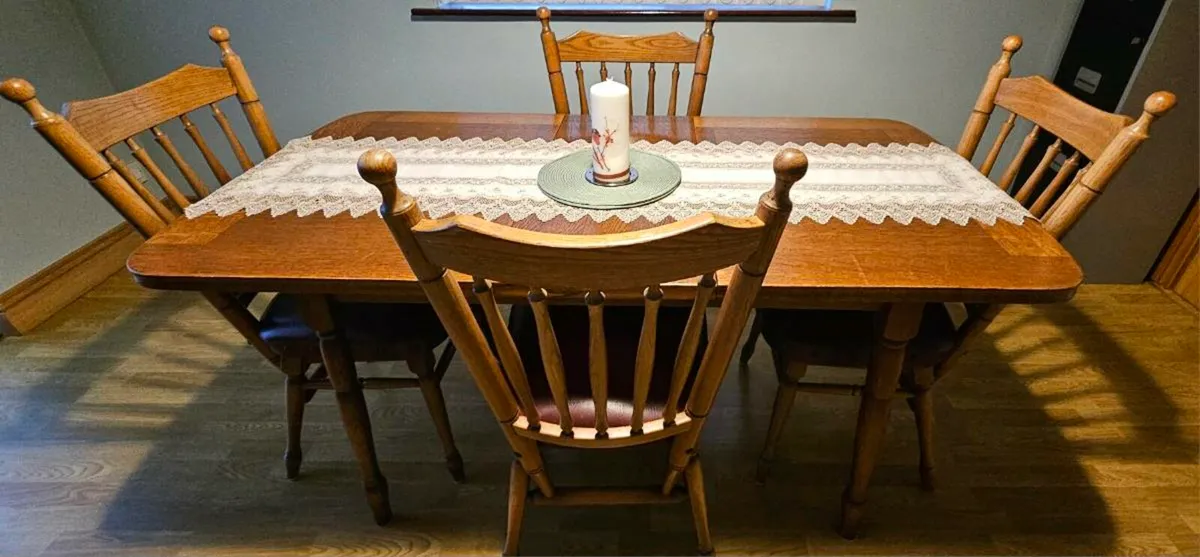 Dinning table oak and 4 chairs - Image 1
