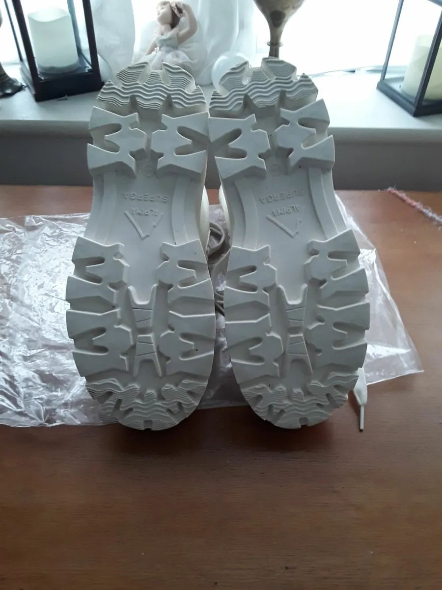 Ladies brand new white designer boots - Image 3